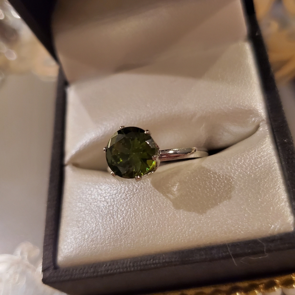 1.2 Carat AAA zirconia peridot birthstone ring - Picture 3 of 4